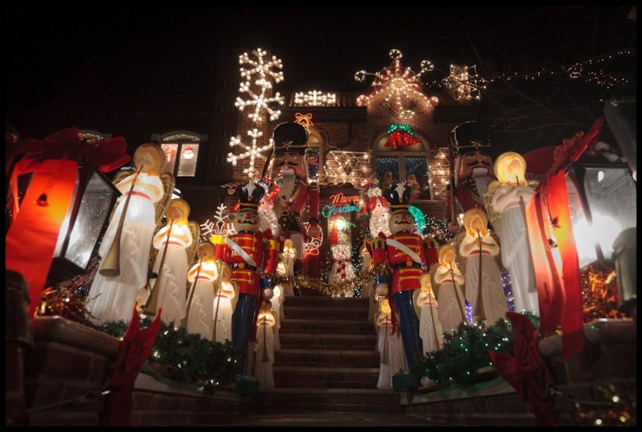 Decoración navideña en Dyker Heights04