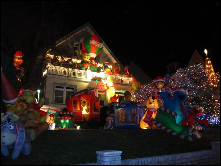 Decoración navideña en Dyker Heights07