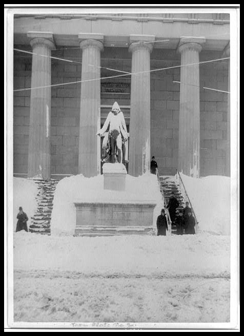 Estatua de George Washington, en Wall Street, cubierta de nieve