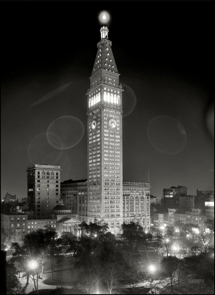 1910 Metropolitan Life Insurance Company building at night