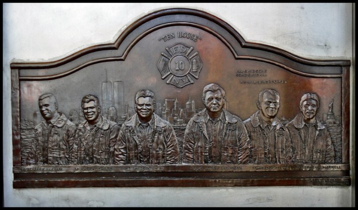 Placa de bronce que recuerda a los 6 mienbros del Parque nº 10 fallecidos en el 11/S