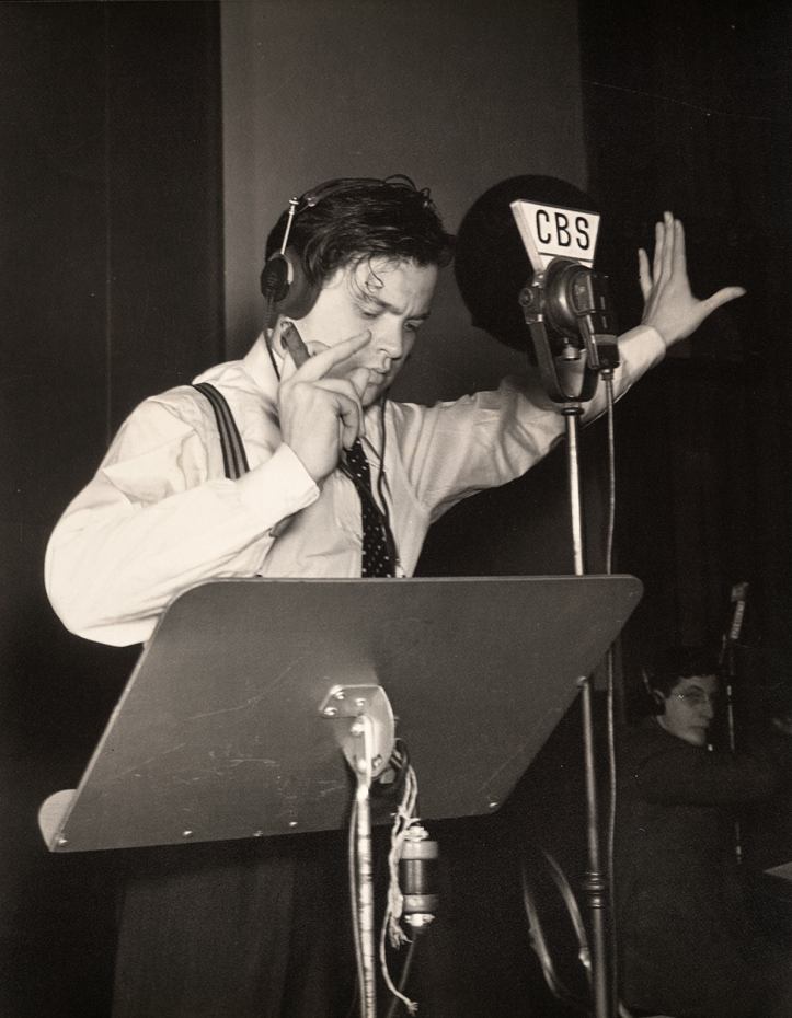 Orson Welles en los estudios de CBS en Nueva York, durante la dramatización
