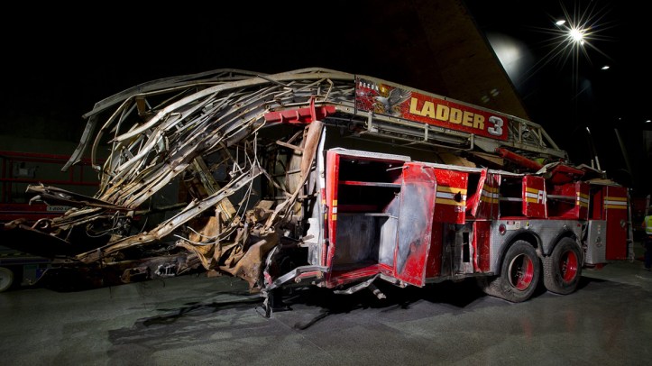 Coche de bomberos en el que perecieron tres miembros de la unidad tras el colapso de la Torre norte.