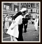 “Kissing the War Goodbye” (Besando el adiós de la guerra) - Víctor Jorgensen