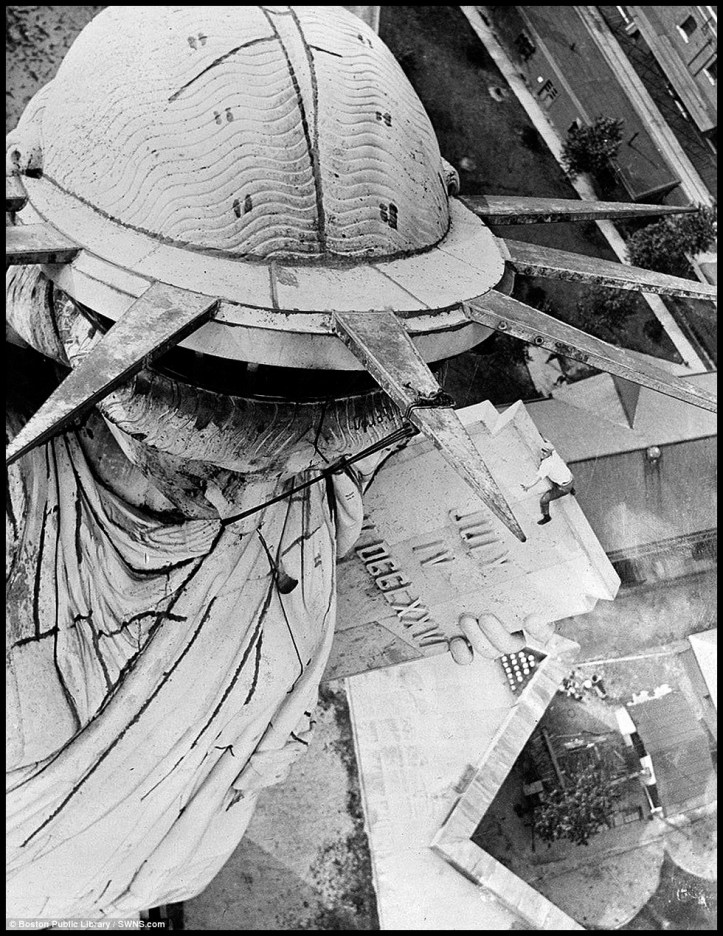 Estatua de la Libertad acrobacia 2