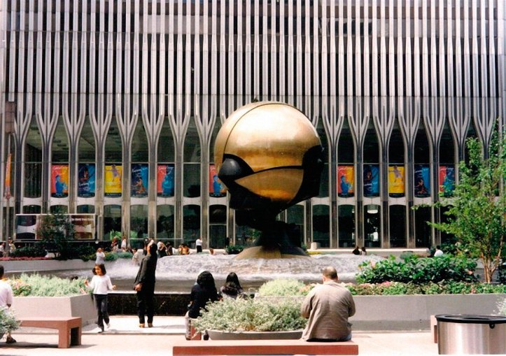 'Sphere' en Austin J. Tobin Plaza Sphere, su ubicación original.
